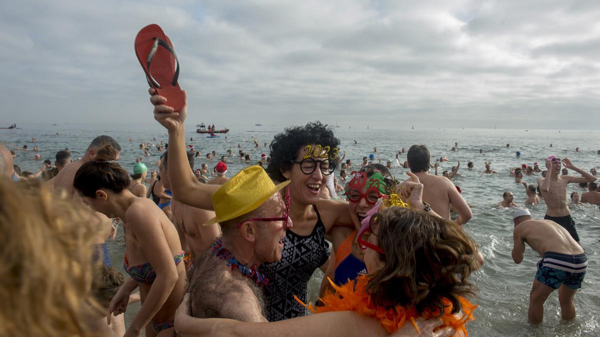 Primer baño del año en la playa de la Barceloneta