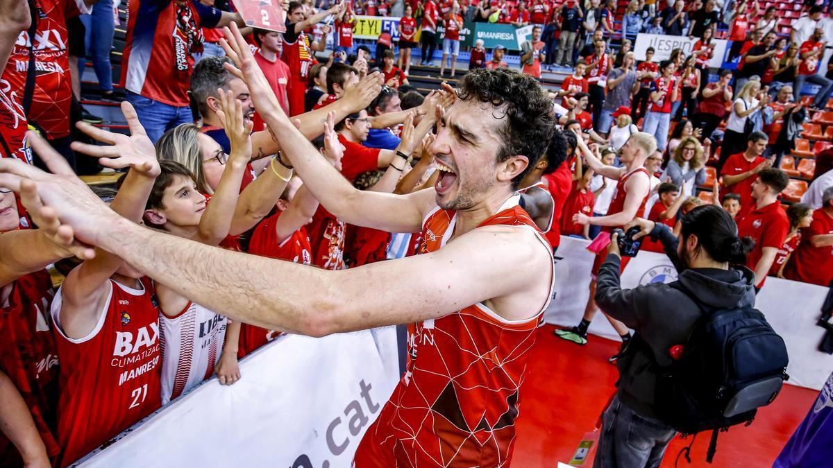 Álex Reyes celebrant amb el públic el triomf contra el València