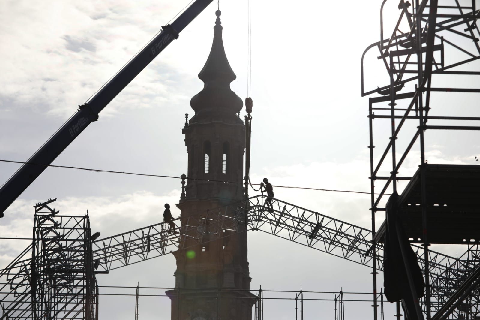 EN IMÁGENES | Comienza el desmontaje del escenario principal de la plaza del Pilar
