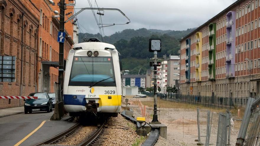 Un tren circula en La Felguera sobre el tramo soterrado.