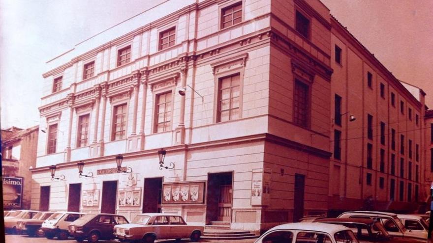 Fachada del edificio del Teatro Cervantes en el año 1984, fecha de adquisición por parte del Ayuntamiento de Málaga.