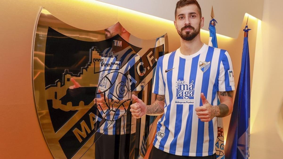 Vadillo ya posa con la camiseta del Málaga