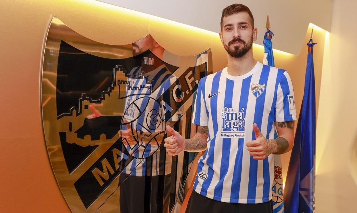 Vadillo ya posa con la camiseta del Málaga