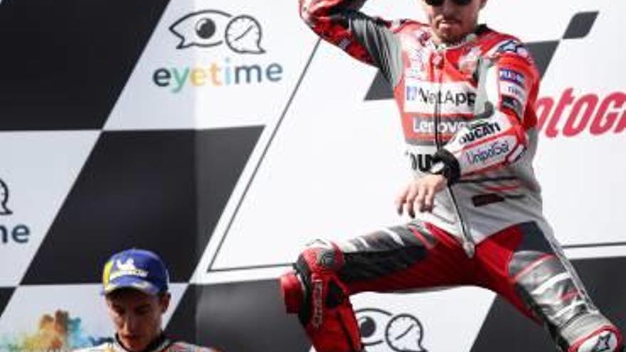 El mallorquín Jorge Lorenzo celebra su victoria en Austria con Marc Márquez en segundo plano.