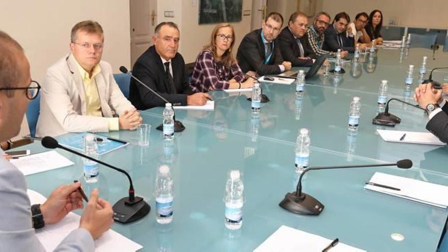 Una imagen de la reunión mantenida en la Diputación de Alicante.