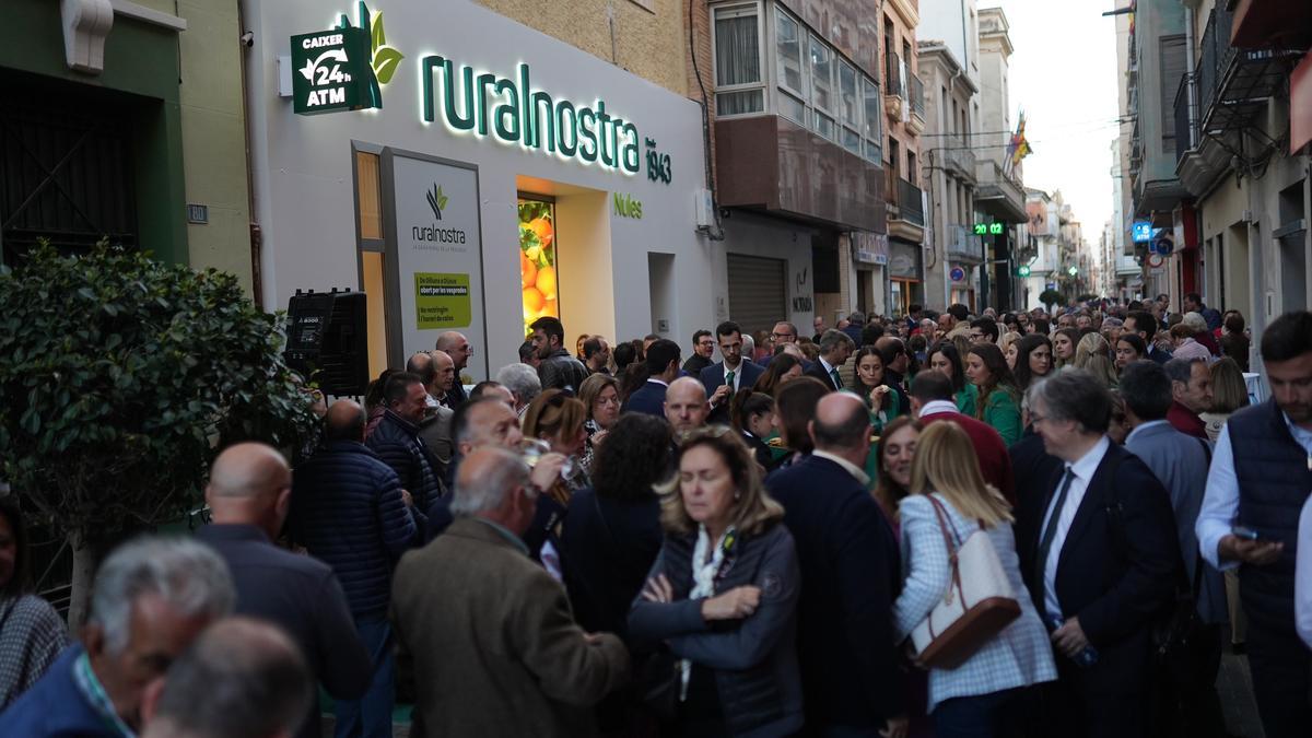 Desenes de veïns van acudir a la inauguració de la seu de Ruralnostra en Nules.