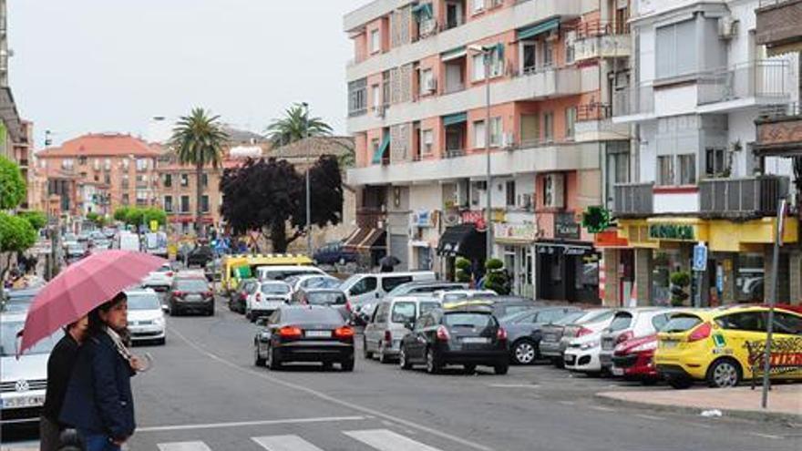 Un conductor golpea y atropella a un policía local de Plasencia cuando le estaba multando