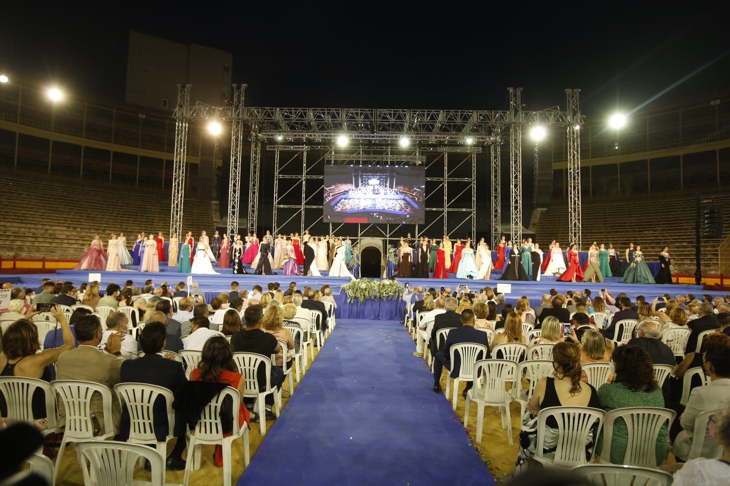 Las 79 aspirantes a Bellea del Foc desfilan en la Gala de Candidatas tras un año de espera