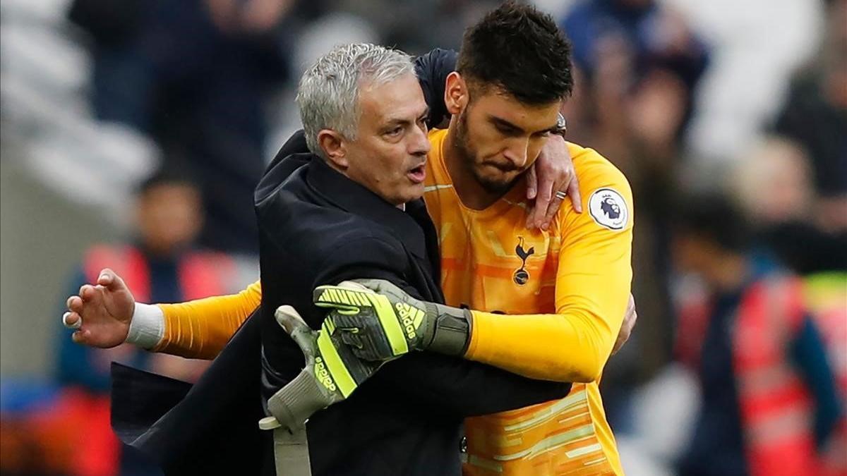 José Mourinho se abraza con Paulo Gazzaniga, portero del Tottenham, tras derrotar al West Ham.