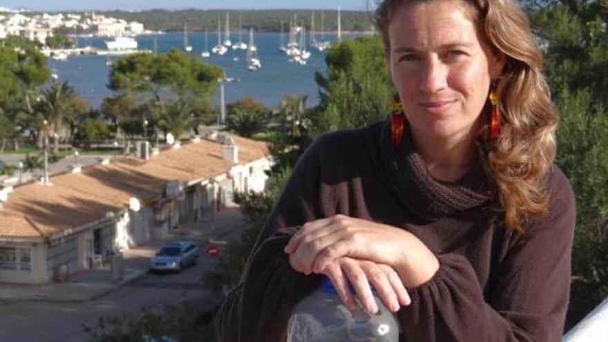 Cristina Vanrell sosteniendo una garrafa, símbolo de protesta por la mala calidad del agua local.