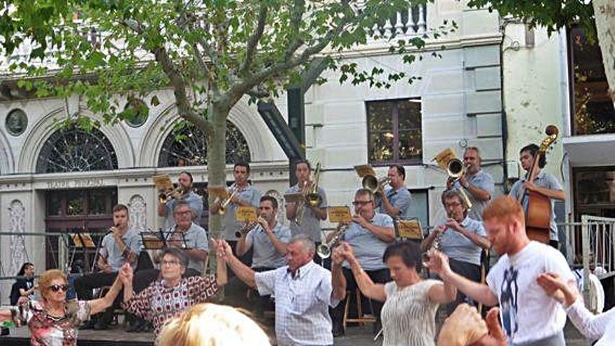 sardanes  La Principal d&#039;Olot