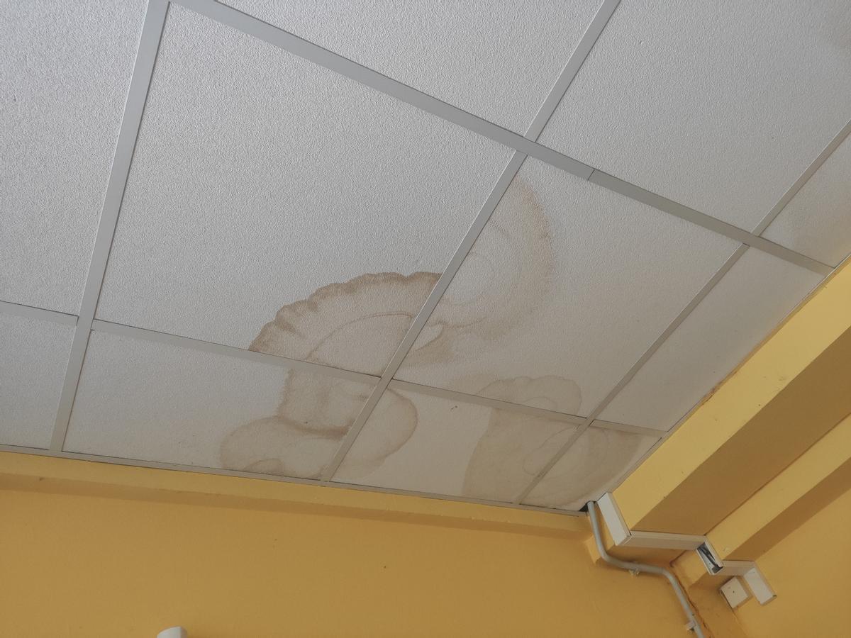 EN IMÁGENES: Las familias del colegio "Campiello" de Piedras Blancas piden reparaciones en el centro, que cumple 50 años