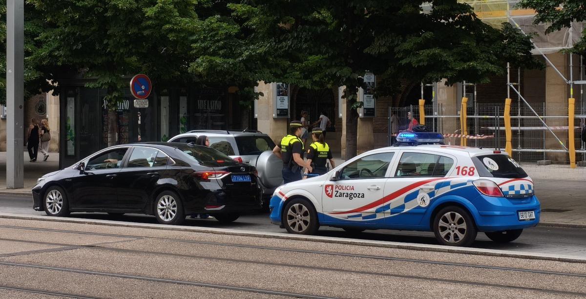 La Policía Local revisa un coche de una VTC en Zaragoza.