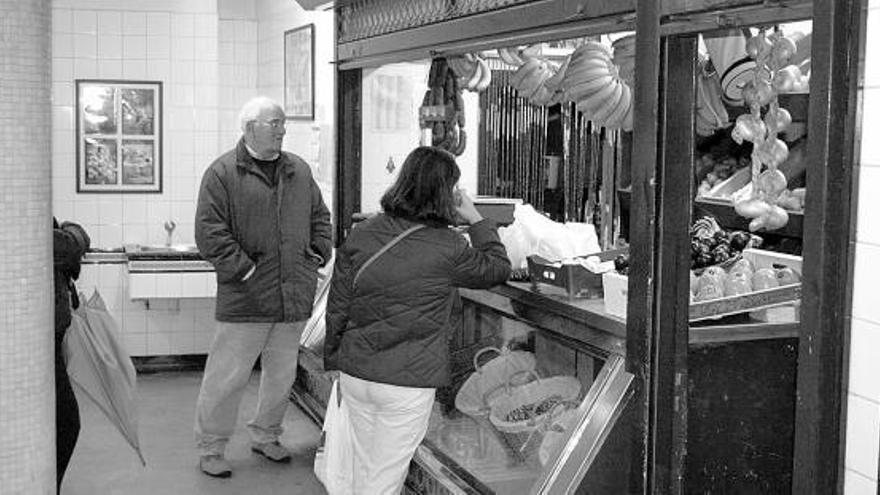 Uno de los puestos de la plaza de abastos de Candás.