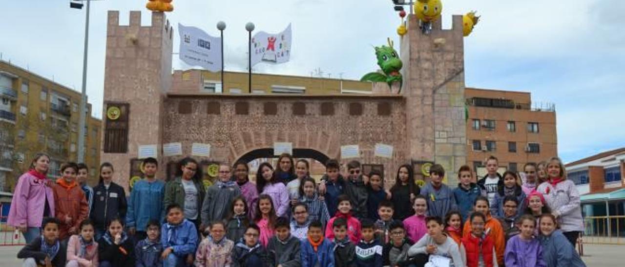 Los alumnos de sexto de primaria junto a la falla que homenajea al Castell d&#039;Alaquàs en su centenario.