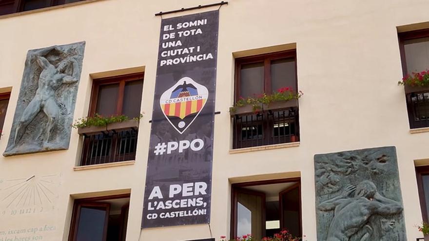 Pancarta albinegra en el Ayuntamiento de Castelló