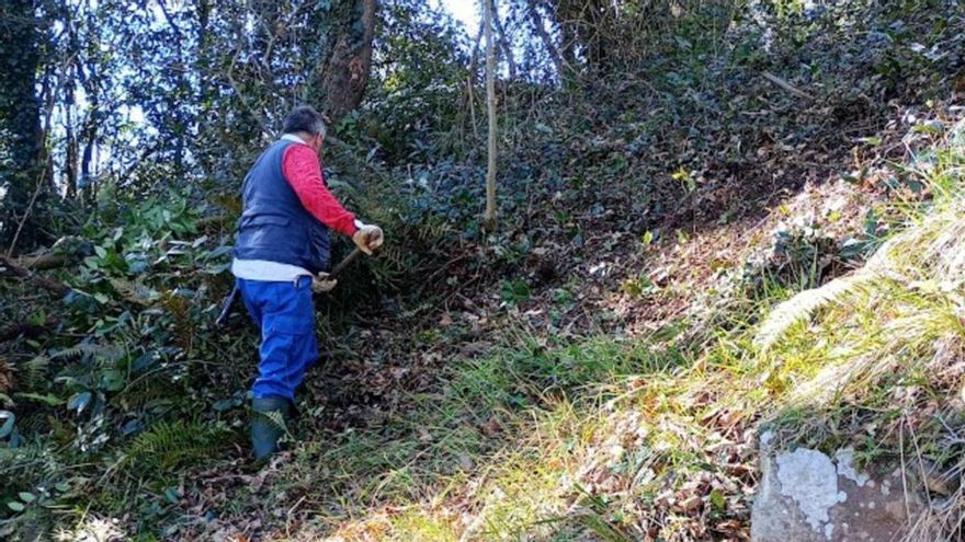 El arqueólogo Alfonso Fanjul, en la zona del alfar de Los Llanejos. | LNE
