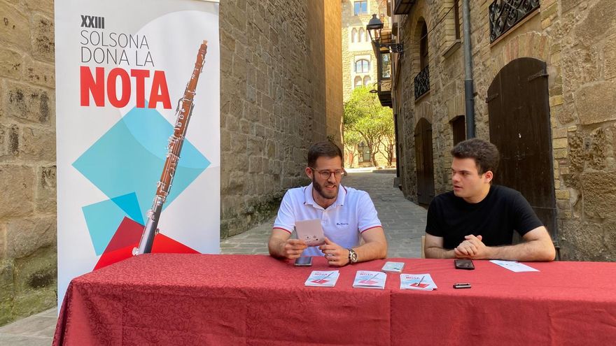 El regidor Albert Colell i el president de Joventut Solsonina, Pau Subirà, a la plaça de la Catedral