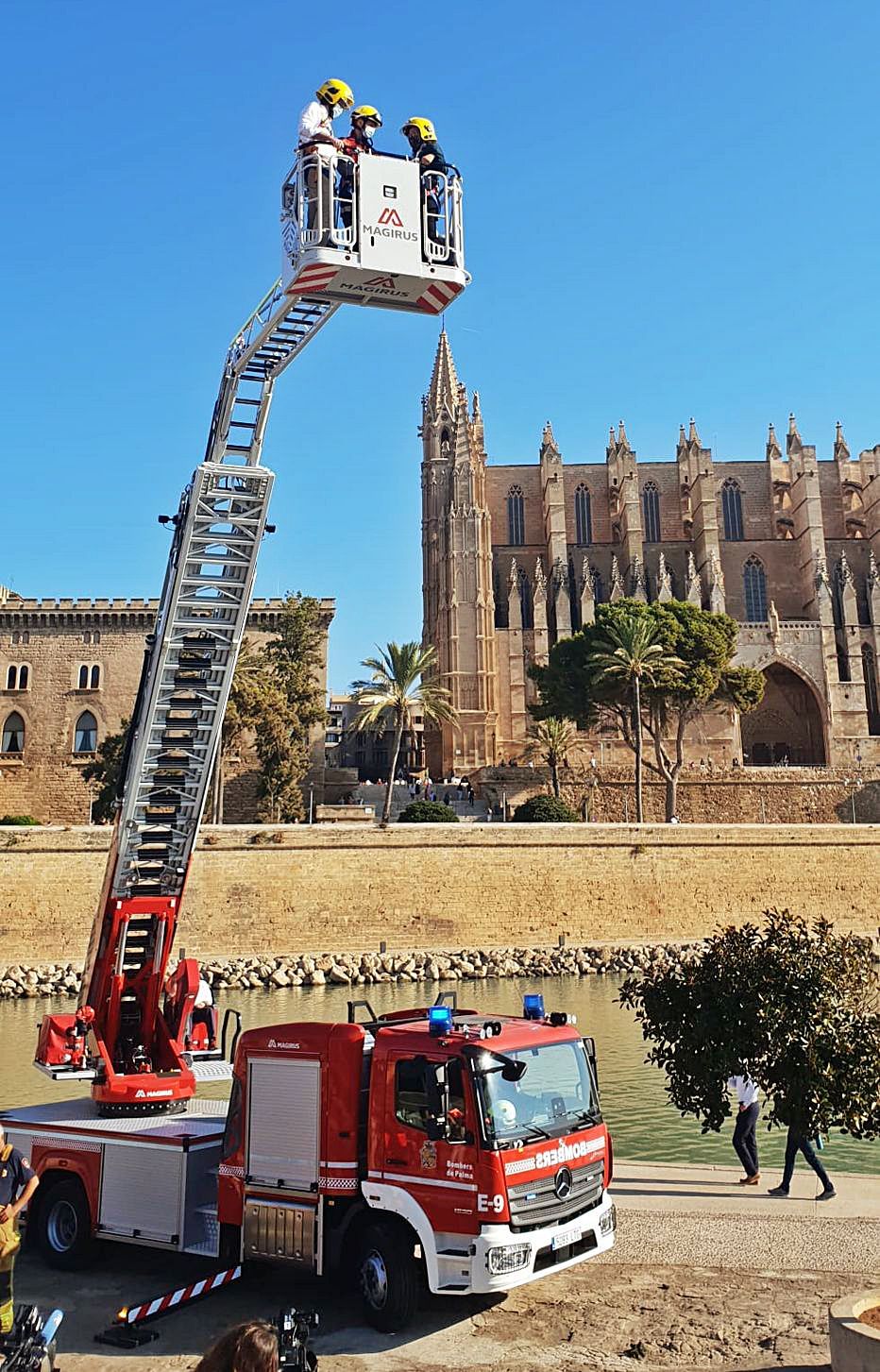 Los Bomberos reciben una autoescala que alcanza los 32 metros de altura.