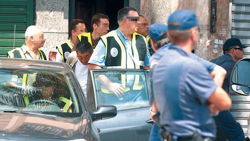 Momento en que el imputado fue llavado, tras su detención, al piso donde se cometió el homicidio.