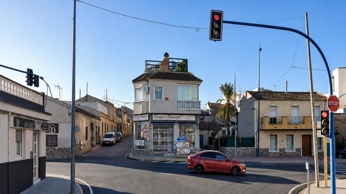 Cruce en el que está previsto instalar el foto-rojo para "cazar" a los conductores que se pasen el semáforo en rojo