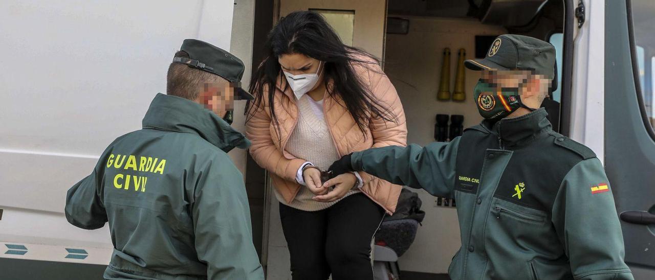 La joven a su llegada a la sede de la Audiencia de Alicante en Elche para una de las sesiones del juicio esta semana. | ANTONIO AMORÓS