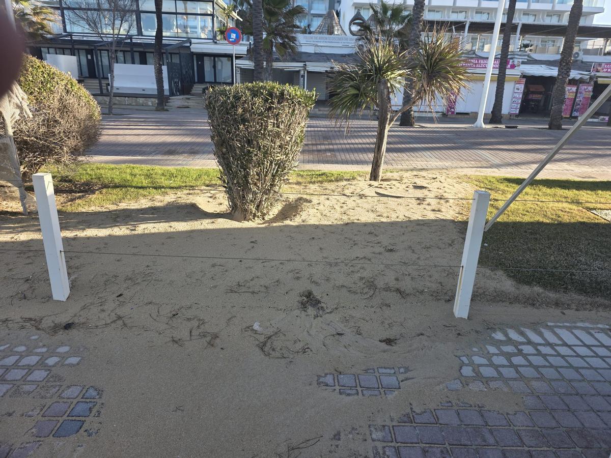 La arena se extiende por aceras y jardineras.