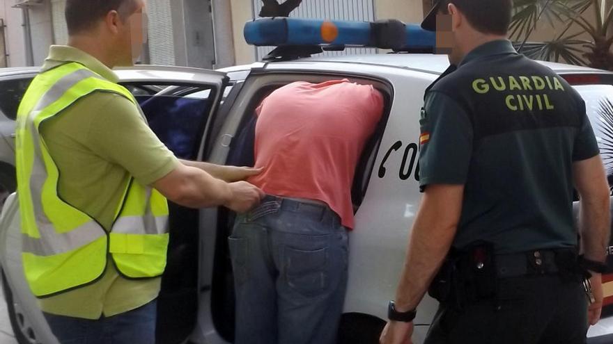 Detenidos dos experimentados delincuentes cuando circulaban en un vehículo robado
