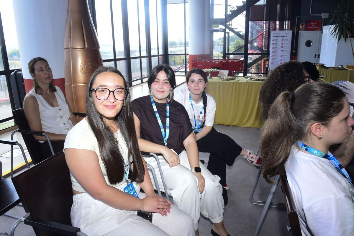 Las estudiantes del IES Sardiñeira Antía, Nerea y una compañera en la fabrica de la Coca Cola