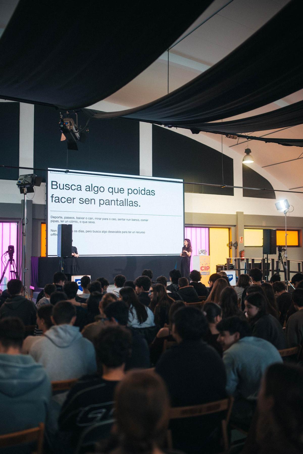 A experta ofreceu á mocidade diversos consellos sobre como estar "mellor" na rede.