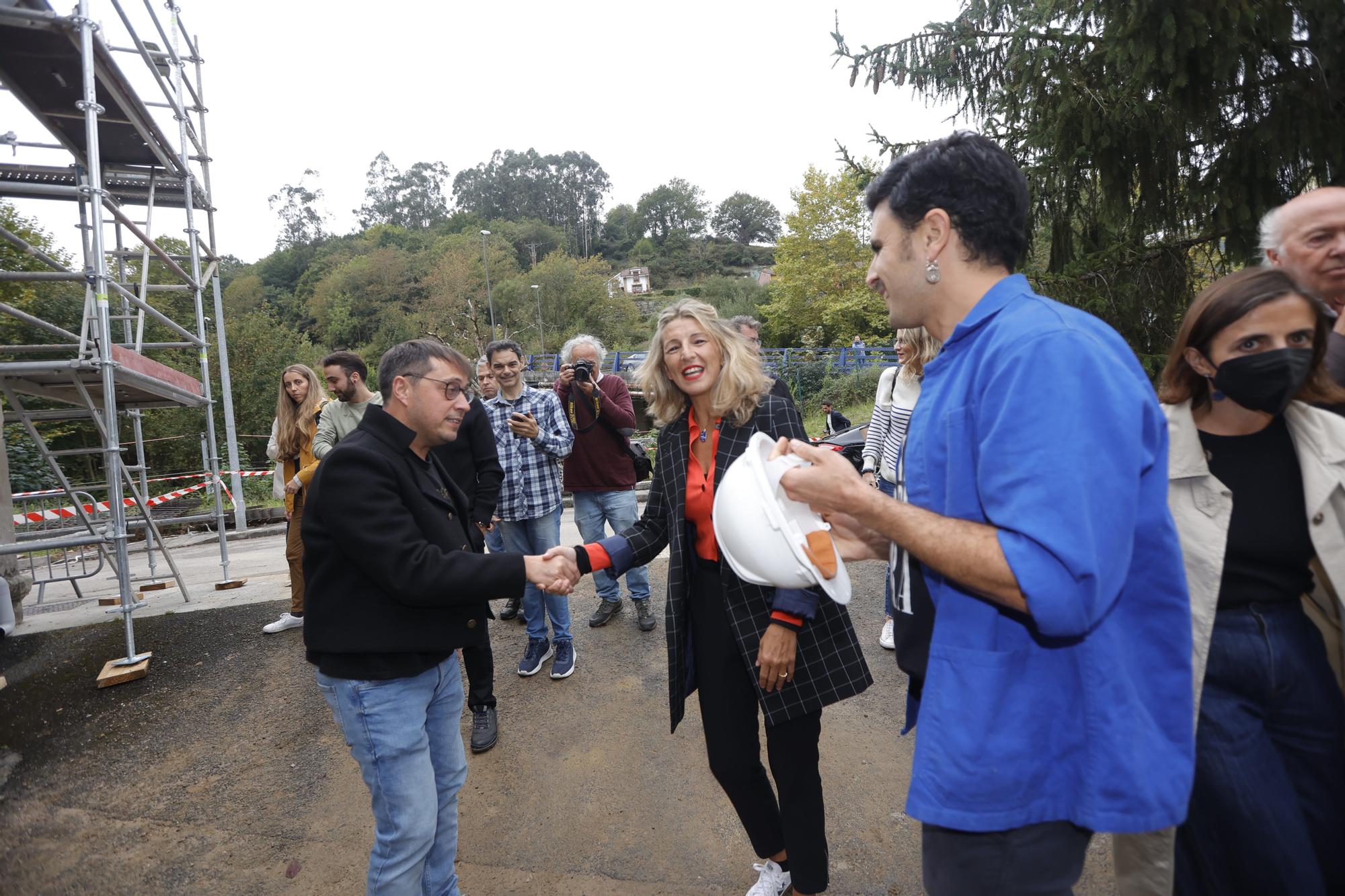 EN IMÁGENES: Así fue la visita de Yolanda Díaz y Rodrigo cuevas a las obras del teatro La Benéfica, en Infiesto