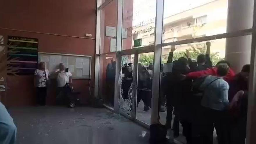 Un policia destrossa un vidre de l'institut de Sant Joan i acaba per terra