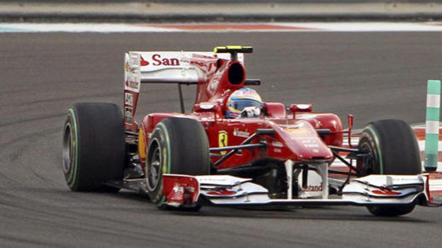 Fernando Alonso conduce su monoplaza.