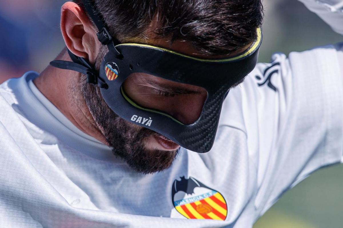 GAYÀ JUGARÁ CON UNA MÁSCARA DE PROTECCIÓN