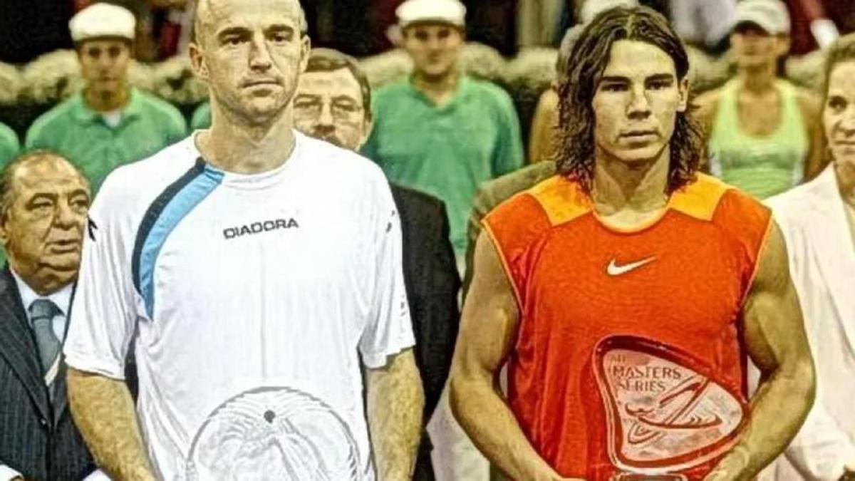 Nadal posa con el trofeo de campeón en 2005 en Madrid. A su lado, Ivan Ljubicic.