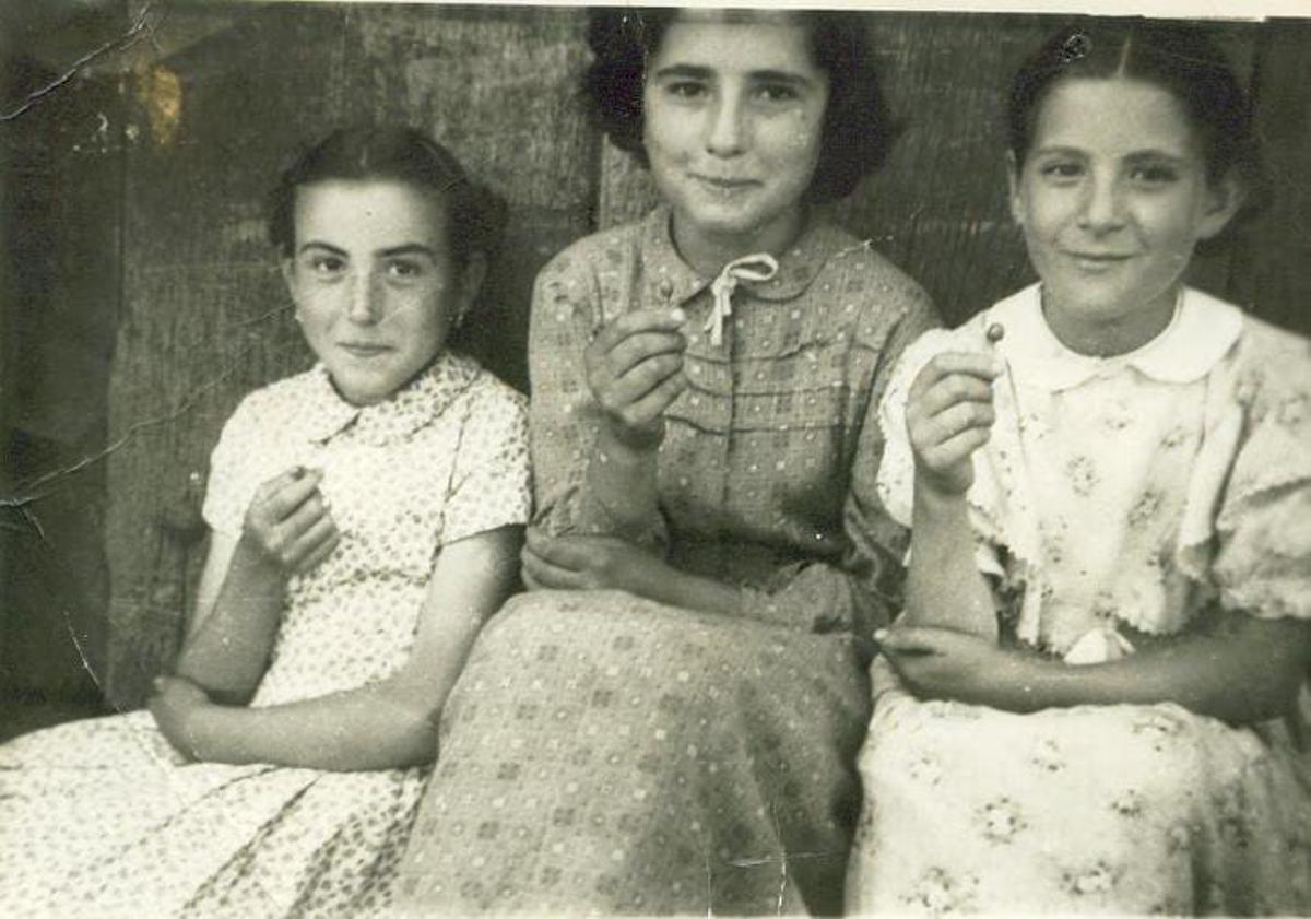 A la izquierda, Carmen, en su infancia.