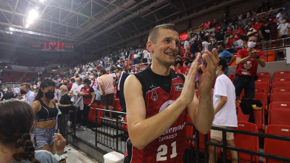 Adam Waczynski celebra un triunfo con los aficionados en el Príncipe Felipe.