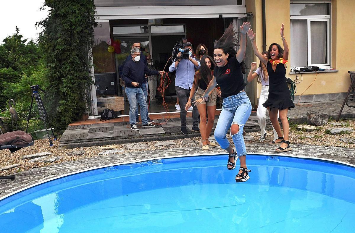 La asturiana Casandra Busto, esposa del medallista olímpico Damián Quintero, celebrando los éxitos en Asturias.