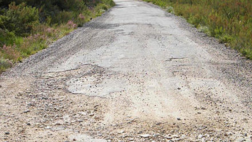 Mal estado de la carretera que une Villarino Manzanas con Puebla.