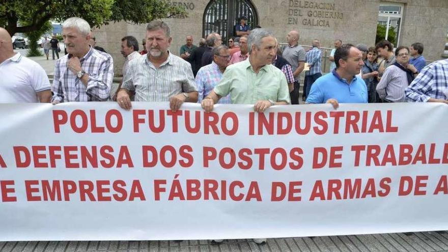 Concentración de ayer de los extrabajadores de la fábrica de armas de A Coruña.
