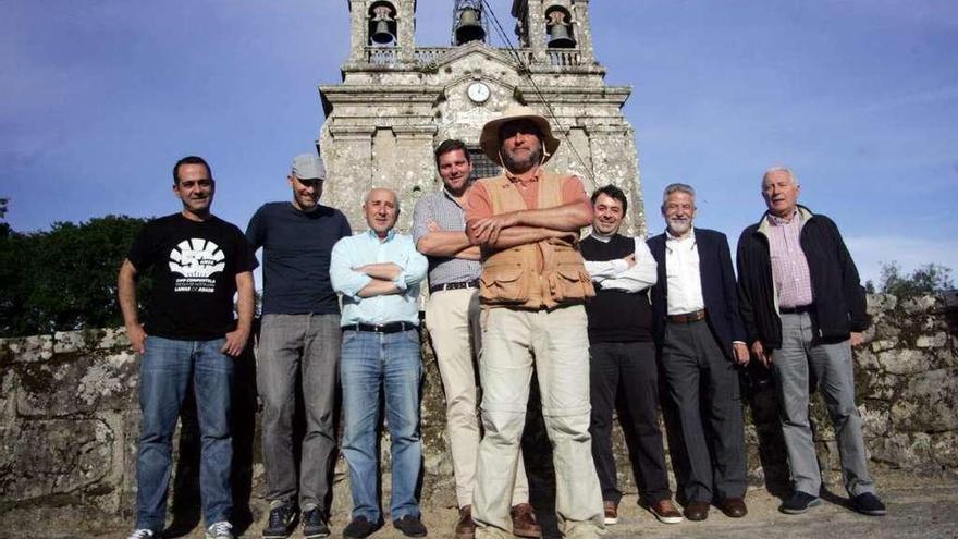 El peregrino, en primer término, posa tras la recepción junto a la iglesia de Codeseda. // Bernabé/Luismy