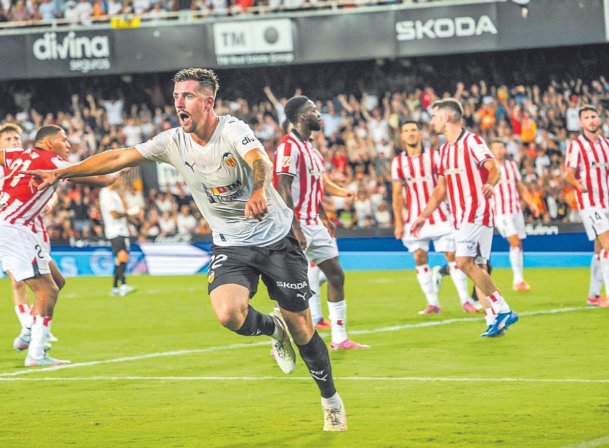 El migcampista Baptiste Santamaria celebra el seu gol contra l’Athletic