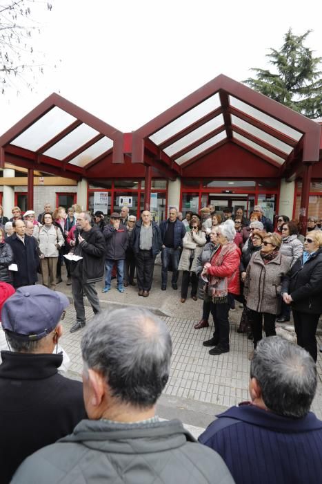 Concentración de vecinos de Perchera frente a la e