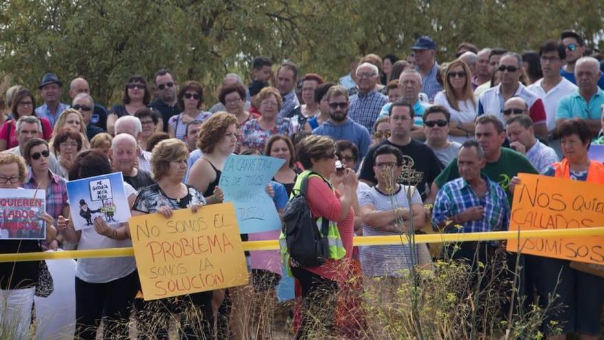 Los vecinos de Benizar en una protesta para exigir mejoras en la pedanía.