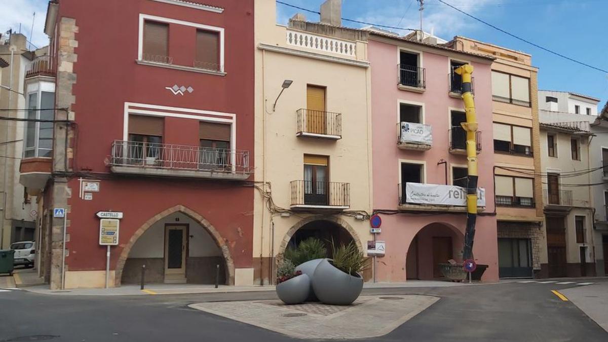 La plaza Rey Don Jaime luce mejoras con elementos cerámicos en el centro.  | MEDITERRÁNEO