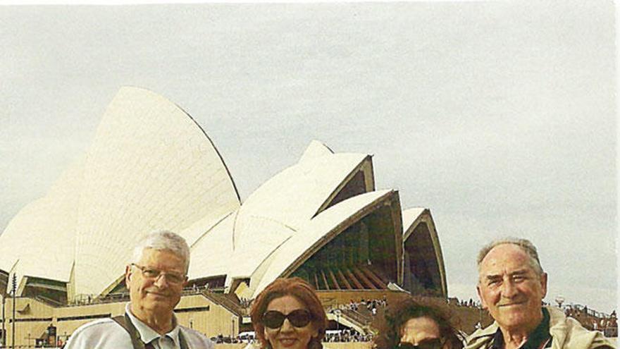 En Sydney, con César Portela y su mujer, durante la vuelta al mundo que dieron en 40 días.// Archivo familiar