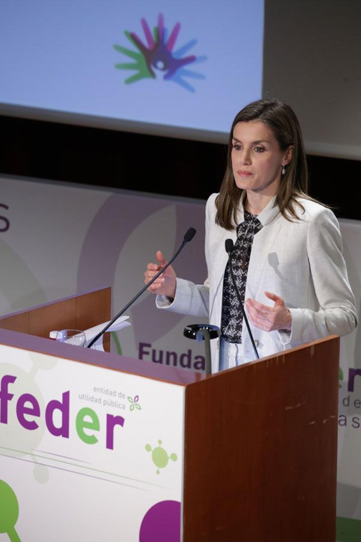 Letizia Ortiz, durante su discurso, con blusa estampada de Carolina Herrera