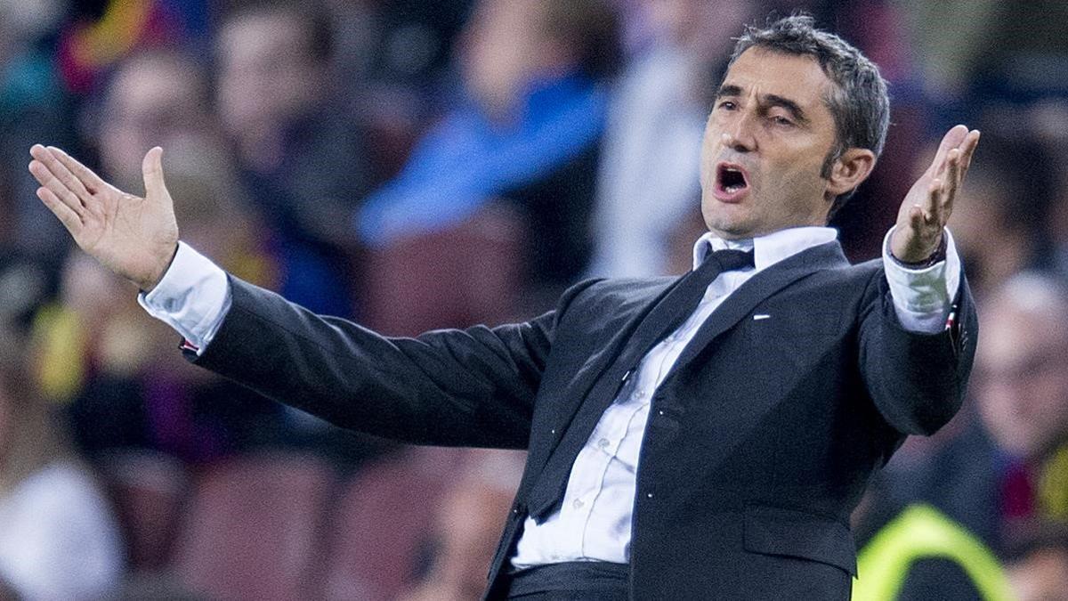 Valverde gesticula durante el partido entre el Barça y el Borussia Dortmund, el pasado 27 de noviembre en el Camp Nou