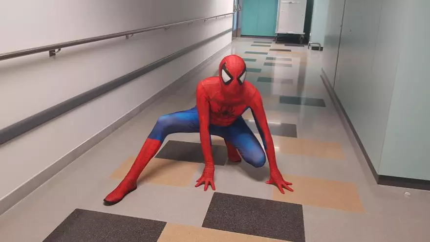 El Spiderman del HUCA: un hombre araña que alegra a los niños ingresados