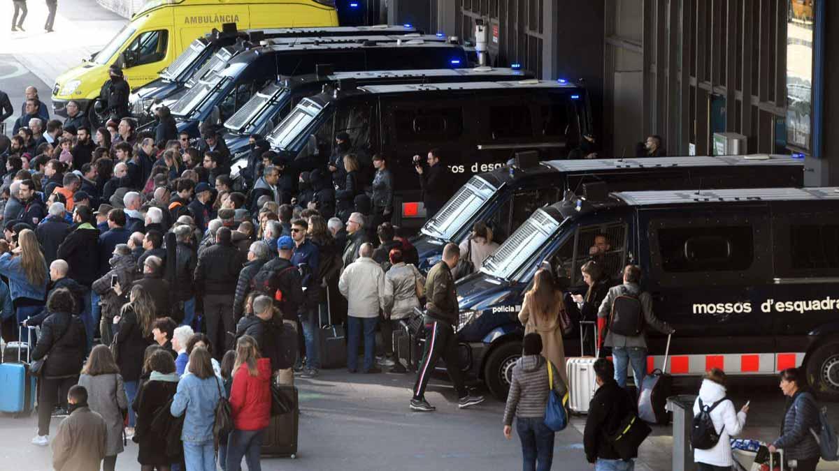 Protestas de los CDR en el exterior de la estación de Sants después de ser desalojados